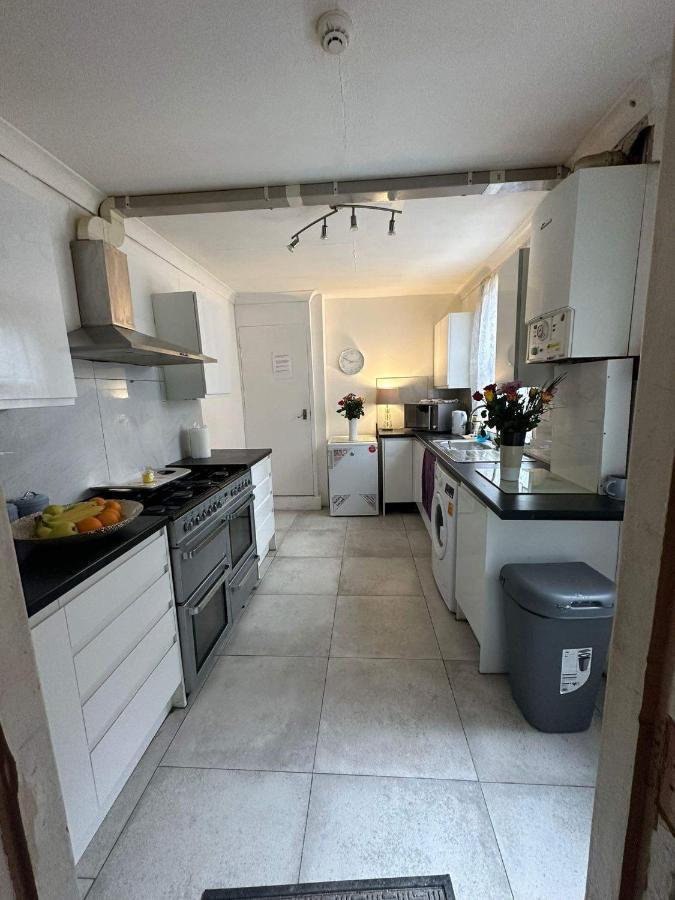 Luton Town House Near Airport Apartman Kültér fotó