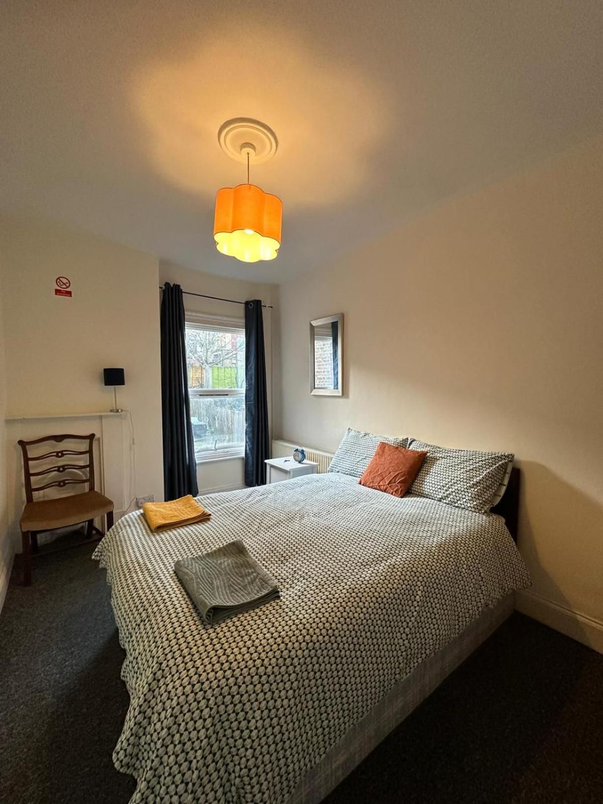 Luton Town House Near Airport Apartman Kültér fotó
